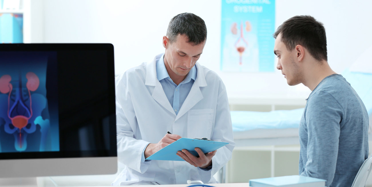 Paciente em consulta com médico que o examina