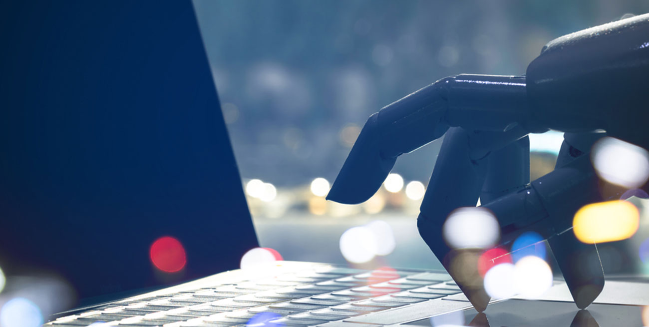 Mão de robô mexendo em notebook, o que representa o chatbot