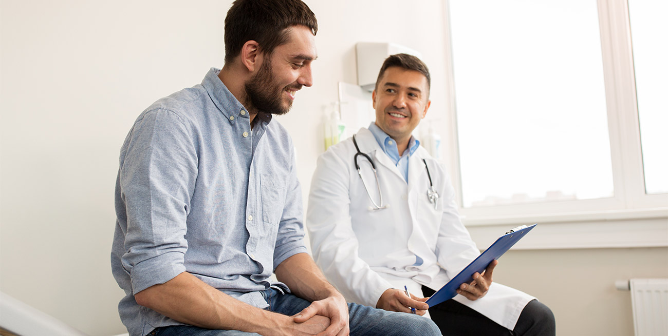 Médico avalia paciente homem em consultório