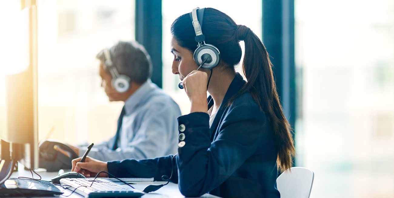 Funcionária falando com cliente em serviço de call center