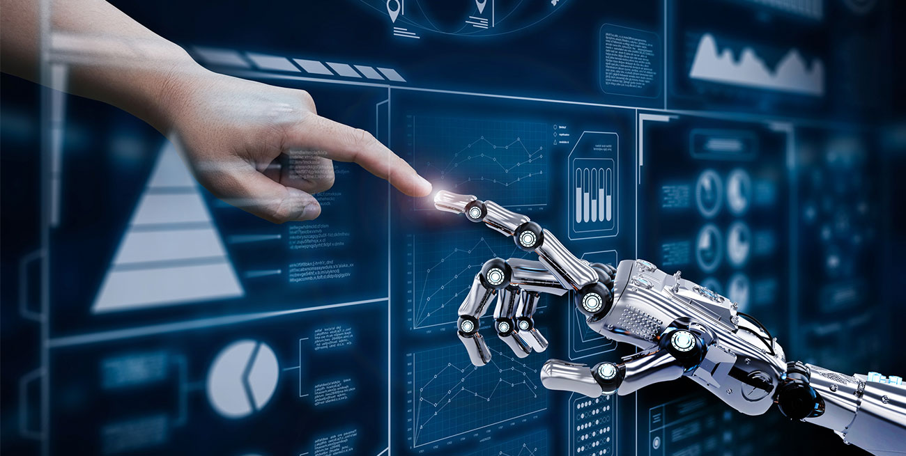 Mão de ser humano tocando mão de robô representando machine learningl
