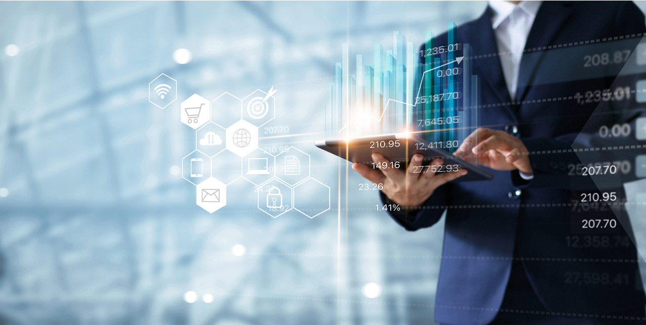 Homem mexe em tablet para visualizar dados e diversos sistemas como big data
