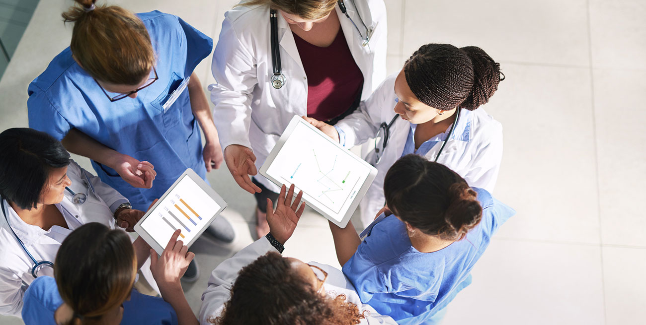 Medicos conversando sobre o relatorio de doencas